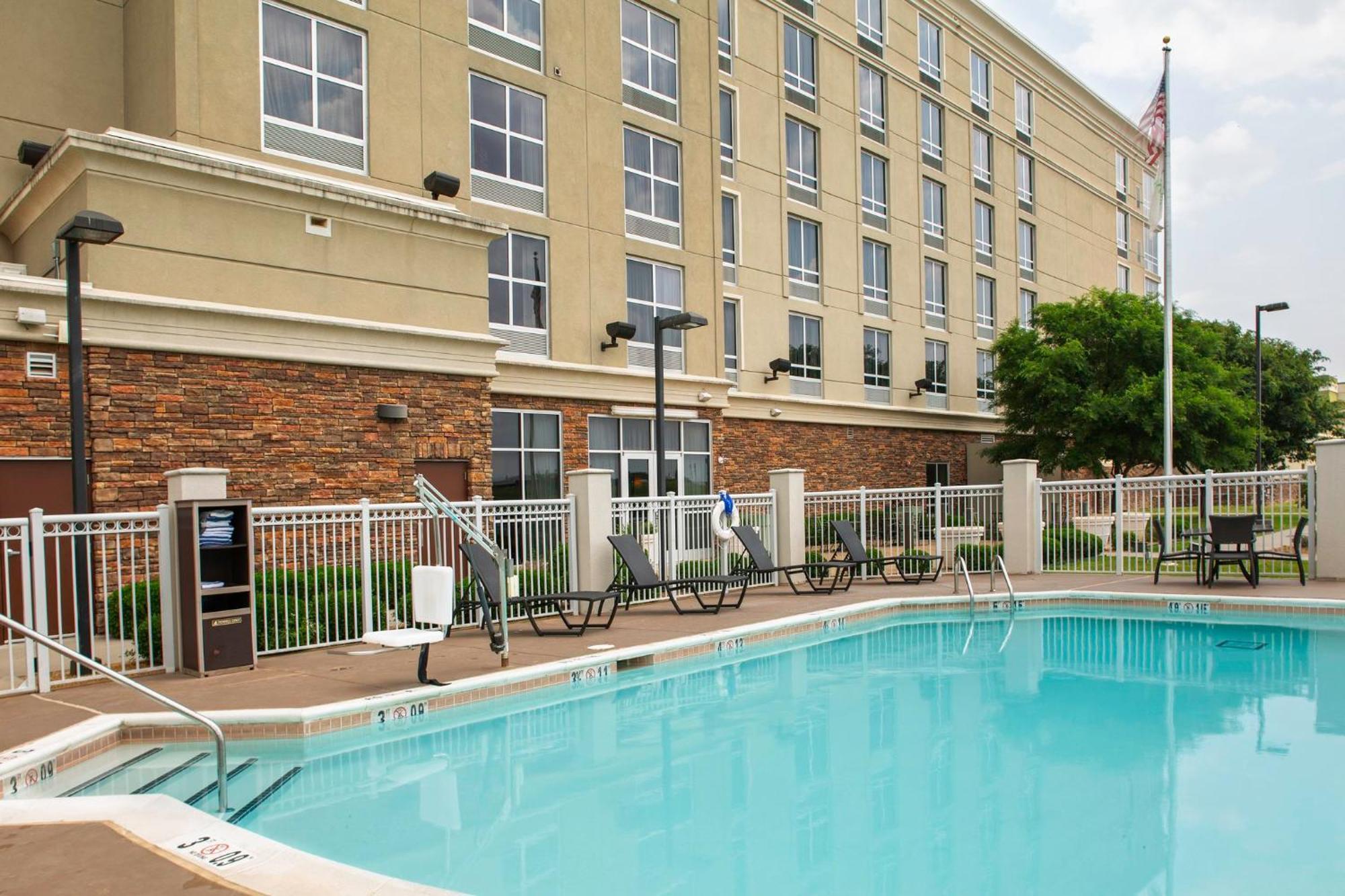 Holiday Inn Ardmore By Ihg Екстериор снимка